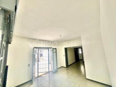 Apartamento Duplex en Venta ideal Renta. Al frente, 4 Dormitorios y 2 Baños, La Unión sobre Av. 8 de Octubre, Piso 1 por escalera, reciclado, impecable para entrar ya. 204 m2 totales 111 m2 interiores + 93 m2 Terrazas. Parrillero.