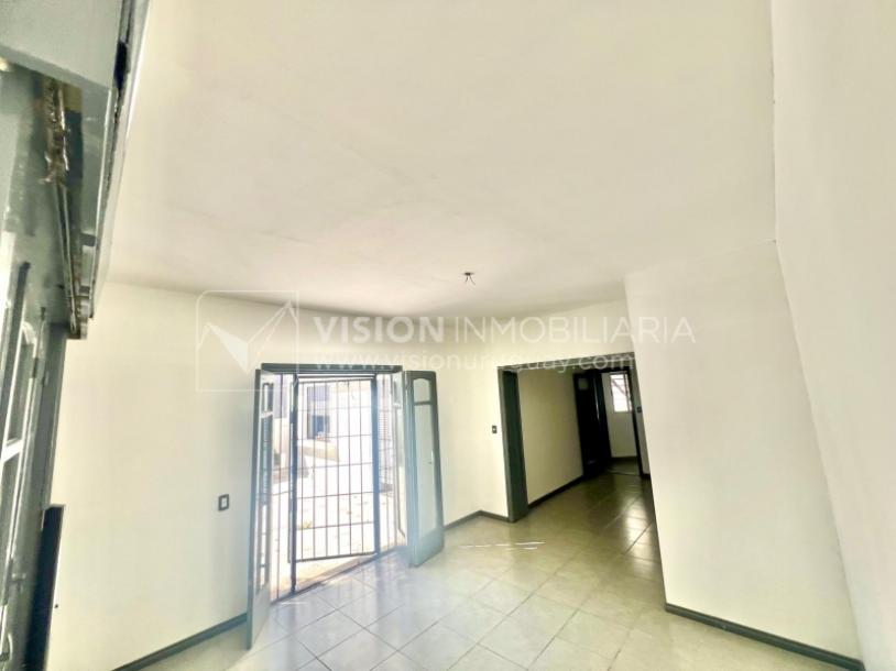 Apartamento Duplex en Venta ideal Renta. Al frente, 4 Dormitorios y 2 Baños, La Unión sobre Av. 8 de Octubre, Piso 1 por escalera, reciclado, impecable para entrar ya. 204 m2 totales 111 m2 interiores + 93 m2 Terrazas. Parrillero.-10