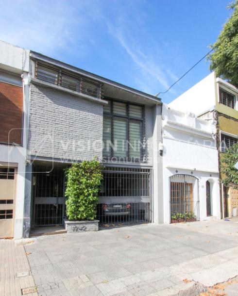 Casa de diseño, Padrón Único, Pocitos; 2 dorm en Suite, enorme salón doble altura, terreno 219 m2 con buen fondo y parrillero, 203 m2 construidos, Garaje.-41