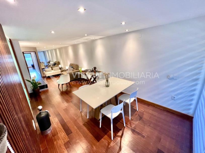 Apartamento en Venta en Pocitos / Punta Carretas.  Bajó de Precio!!  2 Dormitorios, uno en Suite con Vestidor.  2 Baños, Balcón, terminaciones Premium.  Se vende Amueblado. Tiene cómodo Garaje para 1 auto.  Piso 4 al frente.  Amenities: Barbacoa y Gy-22