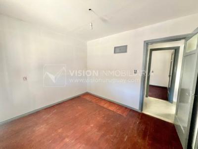 Apartamento Duplex en Venta ideal Renta. Al frente, 4 Dormitorios y 2 Baños, La Unión sobre Av. 8 de Octubre, Piso 1 por escalera, reciclado, impecable para entrar ya. 204 m2 totales 111 m2 interiores + 93 m2 Terrazas. Parrillero.