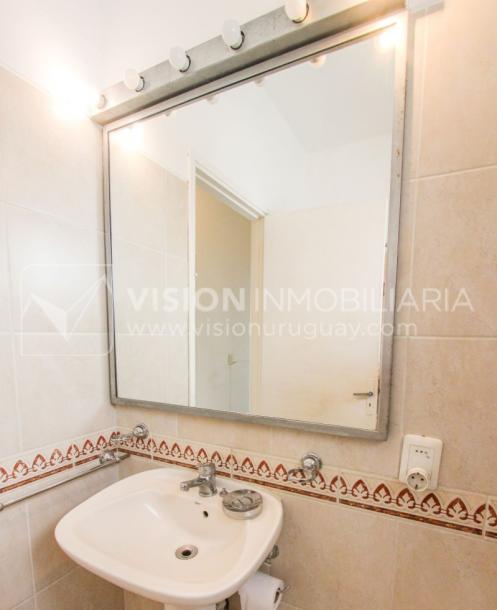 Apartamento en Pocitos, 2 dormitorios y 1 baño, Al Frente, 400 mts de Rambla, con Estufa a Leña y con Balcón - U$ 175.000-30