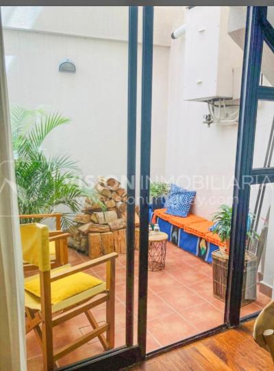 Casa inmaculada, reciclaje gran nivel, diseño y confort, Padrón Único, Punta Carretas; 3 dorm y 3 baños, barbacoa cerrada y terraza al frente, patio interior, 202 m2 construidos. A 20 mts. de Rambla, vista lateral al mar.