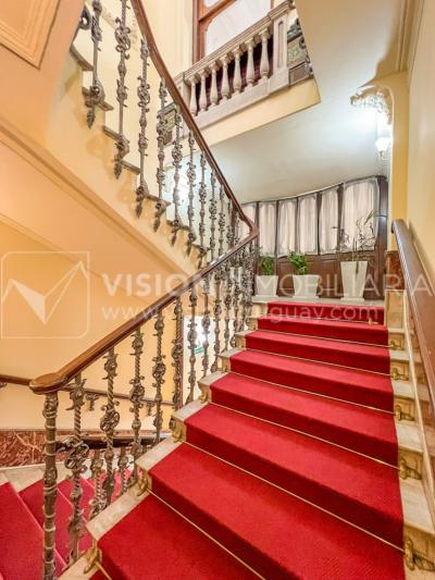 Oportunidad de Inversión: Venta de Mansión de 1905 de prestancia Señorial. Son 676 m2 en 2 plantas. Inmaculada, gran nivel. Amueblada. Ciudad Vieja. Terreno de 393 m2. Fachada de 10,5 mts. por calle Misiones. Protección Patrimonial grado 3 - U$ 507.1