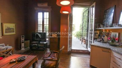 Casa de diseño, Padrón Único, Pocitos; 2 dorm en Suite, enorme salón doble altura, terreno 219 m2 con buen fondo y parrillero, 203 m2 construidos, Garaje.