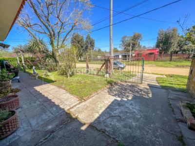 Venta conjunta de Dos Casas independientes en un gran terreno de 622 m2, una de 2 Dormitorios y 1 Baño, la otra de 1 Dormitorio y 1 Baño, Parrillero, Garaje. Barrio Español del balneario Atlántida, 8 cuadras al Norte de la Interbalnearia por Ruta 11.
