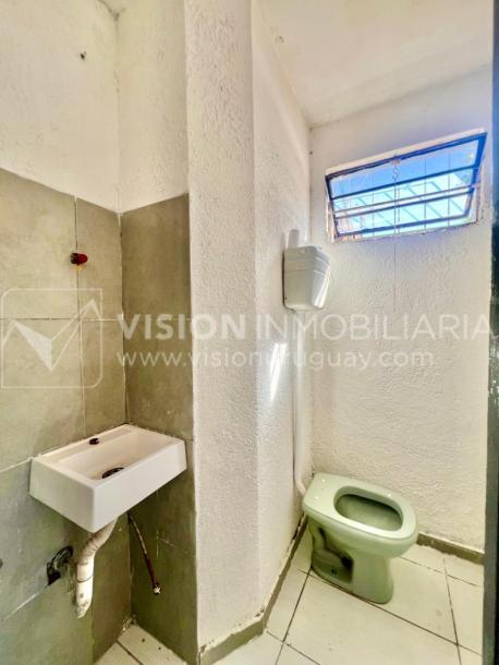 Apartamento Duplex en Venta ideal Renta. Al frente, 4 Dormitorios y 2 Baños, La Unión sobre Av. 8 de Octubre, Piso 1 por escalera, reciclado, impecable para entrar ya. 204 m2 totales 111 m2 interiores + 93 m2 Terrazas. Parrillero.-44
