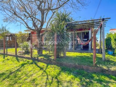 Venta conjunta de Dos Casas independientes en un gran terreno de 622 m2, una de 2 Dormitorios y 1 Baño, la otra de 1 Dormitorio y 1 Baño, Parrillero, Garaje. Barrio Español del balneario Atlántida, 8 cuadras al Norte de la Interbalnearia por Ruta 11.