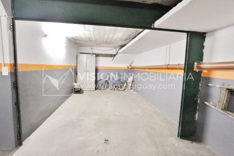 Excelente Apartamento en Pocitos, Pagola casi Rambla; 3 dormitorios y 2 baños, cocina definida. Con Garaje.-46