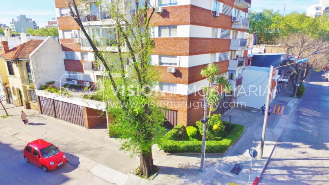 Acogedor apartamento en Pocitos, 3 dormitorios y 2 baños, cocina definida, todo al frente.-1