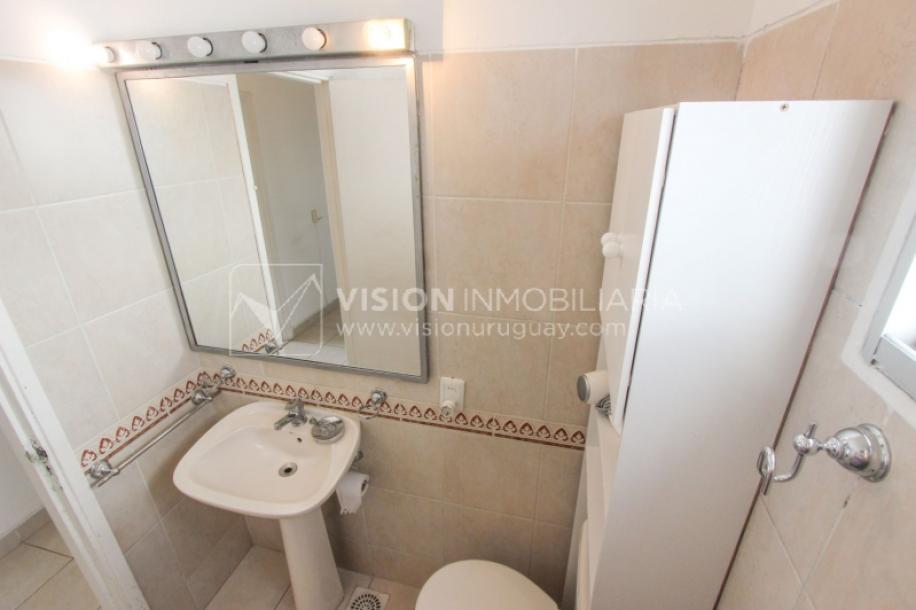 Apartamento en Pocitos, 2 dormitorios y 1 baño, Al Frente, 400 mts de Rambla, con Estufa a Leña y con Balcón - U$ 175.000-29