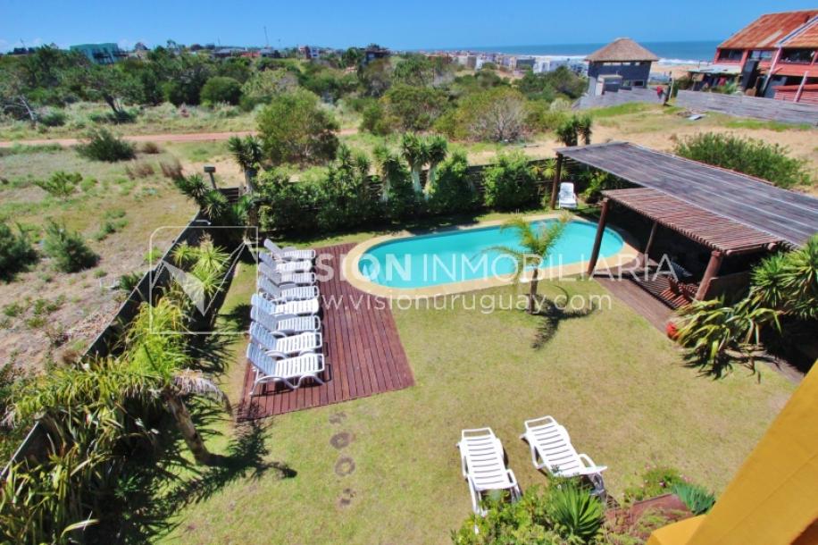 Espectacular Casa en Punta del Diablo a pasos del mar; piscina climatizada, barbacoa, chillout.-58