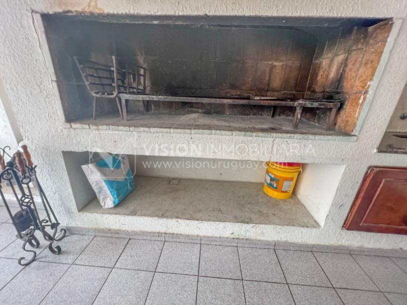 Apartamento con Renta en Venta al frente 2 Dormitorios 2 Baños, La Blanqueada, Av. 8 de Octubre, en Piso 3. Semiequipado. Amenities: 3 Parrilleros, gran Patio Juegos para Niños. Portería y Vigilancia-75