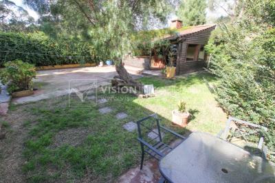 Casa moderna 2 dorm, 2 baños, 409 m2 terreno y 157m2 construidos, Fortin de Santa Rosa, con buen fondo y barbacoa, Garaje.