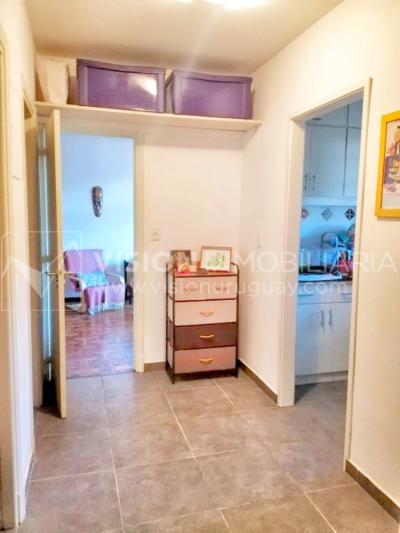 Apto. con Renta, 2 Dorm y 2 Baños, 63 m2, Cordón Sur, 2do Piso por Escalera, Parrillero compartido