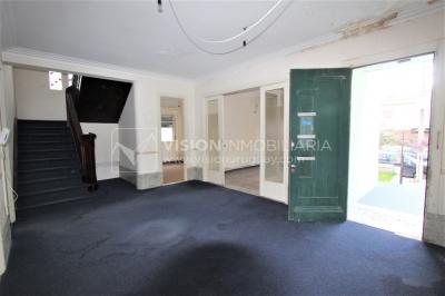 Padrón único de 641m2 en Pocitos con Casa de 13 ambientes, 302m2 construidos.