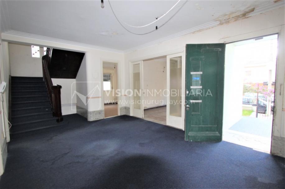 Padrón único de 641m2 en Pocitos con Casa de 13 ambientes, 302m2 construidos.-16