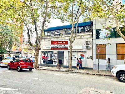 Oportunidad Alquiler de Local Comercial en la Esquina de Av Gral Rivera y Mario Cassinoni casi Bvar Artigas. $100.000 pesos mensuales, sin GC. Son 95 m2, Planta Baja.