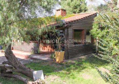 Casa moderna 2 dorm, 2 baños, 409 m2 terreno y 157m2 construidos, Fortin de Santa Rosa, con buen fondo y barbacoa, Garaje.