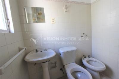 Padrón único de 641m2 en Pocitos con Casa de 13 ambientes, 302m2 construidos.