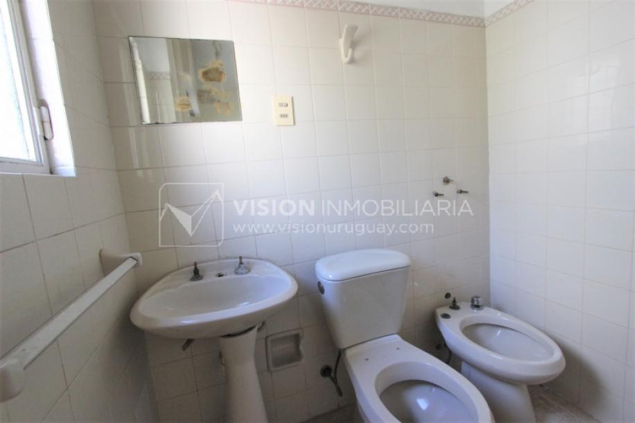 Padrón único de 641m2 en Pocitos con Casa de 13 ambientes, 302m2 construidos.-62