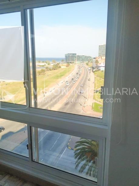 Apartamento en Rambla Piso alto al Puertito del Buceo 3 dorm + Servicio, 180 m2; Alquiler U$S 2.250 / GC $31.000-8