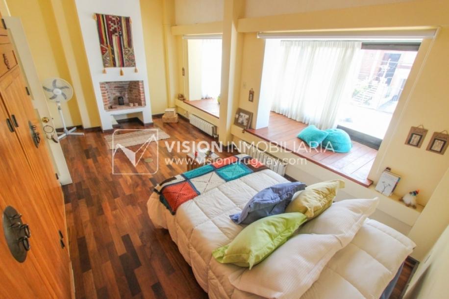 Casa inmaculada, reciclaje gran nivel, diseño y confort, Padrón Único, Punta Carretas; 3 dorm y 3 baños, barbacoa cerrada y terraza al frente, patio interior, 202 m2 construidos. A 20 mts. de Rambla, vista lateral al mar.-0