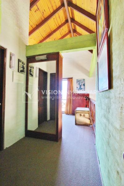 Espectacular Casa en Punta del Diablo a pasos del mar; piscina climatizada, barbacoa, chillout.