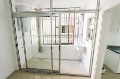 Apto Pocitos esq. Rambla, 3 Dorm 2 Baños, Cocina definida, 2do Piso al Frente, Garaje.