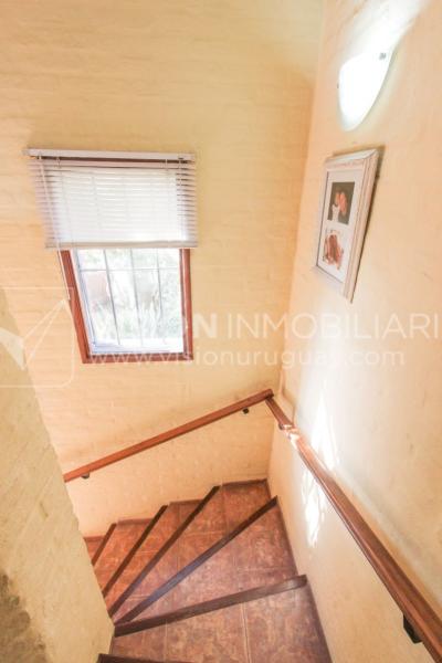 Casa moderna 2 dorm, 2 baños, 409 m2 terreno y 157m2 construidos, Fortin de Santa Rosa, con buen fondo y barbacoa, Garaje.