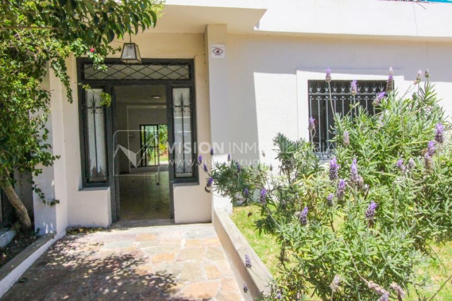 Padrón Único de 280 m2 en Punta Carretas a 50 mts. de Rambla. 132 m2 construidos. Ideal para proyectar su casa, edificio de 3 o 4 pisos, empresa, local gastronómico o restaurante, clínica, instituto u otro. Originalmente 2 dorm y 2 baños, garaje, pat-7