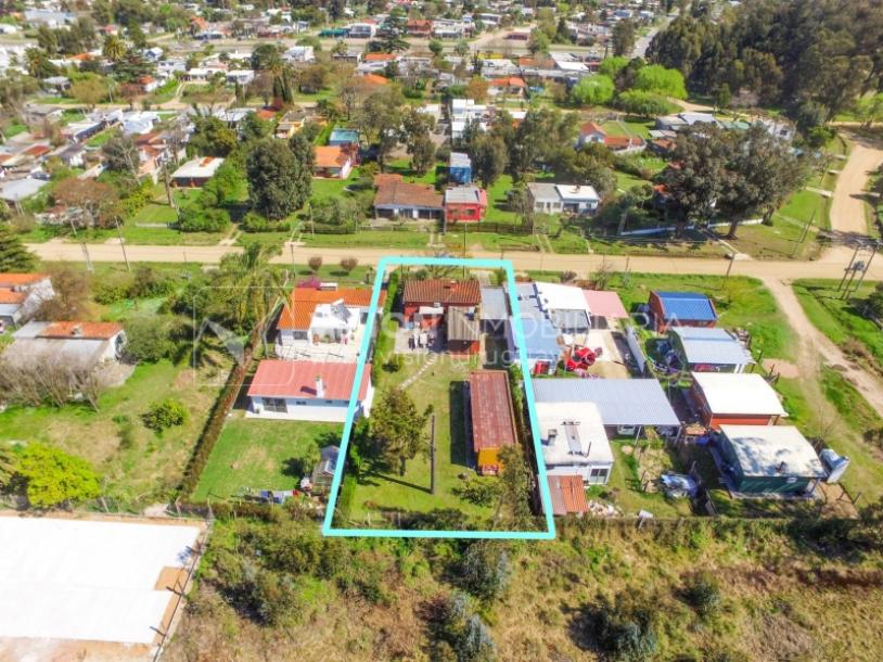 Venta conjunta de Dos Casas independientes en un gran terreno de 622 m2, una de 2 Dormitorios y 1 Baño, la otra de 1 Dormitorio y 1 Baño, Parrillero, Garaje. Barrio Español del balneario Atlántida, 8 cuadras al Norte de la Interbalnearia por Ruta 11.-67