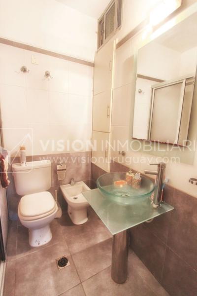 Apto. con Renta, 2 Dorm y 2 Baños, 63 m2, Cordón Sur, 2do Piso por Escalera, Parrillero compartido