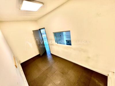 Oportunidad Alquiler de Local Comercial en la Esquina de Av Gral Rivera y Mario Cassinoni casi Bvar Artigas. $100.000 pesos mensuales, sin GC. Son 95 m2, Planta Baja.