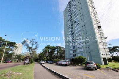 Apartamento en piso alto, 2 dorm. y servicio, muy amplios ambientes 118m2 con amenities y gran confort.