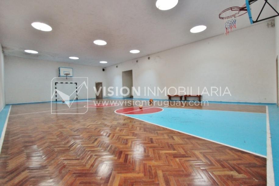 Apartamento en piso alto, 2 dorm. y servicio, muy amplios ambientes 118m2 con amenities y gran confort.-69