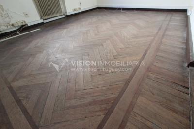 Padrón único de 641m2 en Pocitos con Casa de 13 ambientes, 302m2 construidos.