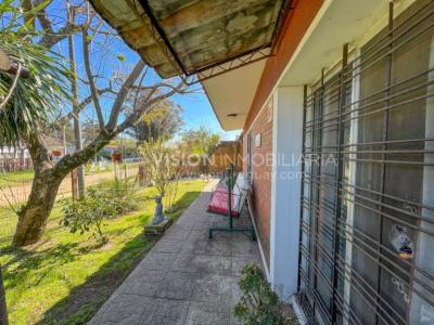 Venta conjunta de Dos Casas independientes en un gran terreno de 622 m2, una de 2 Dormitorios y 1 Baño, la otra de 1 Dormitorio y 1 Baño, Parrillero, Garaje. Barrio Español del balneario Atlántida, 8 cuadras al Norte de la Interbalnearia por Ruta 11.