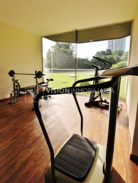 Apartamento en piso alto, 2 dorm. y servicio, muy amplios ambientes 118m2 con amenities y gran confort.-66