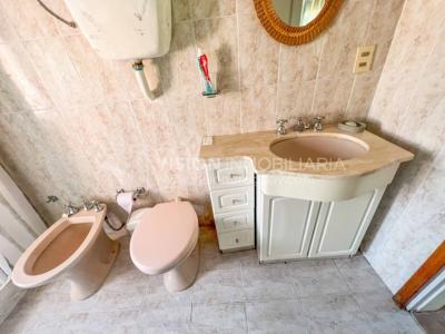 Venta de Casa en Santa Lucia del Este: 2 Dorm. y Baño, más Apto. 1 Dorm. y Baño. Estufa a Leña, Parrillero, Jardín, Fondo, Cochera Porsche, Cerco. 554 m2 de Terreno, 125 m2 construidos. a 150 mts de la Rambla. Se vende Totalmente Amueblada y Equipada