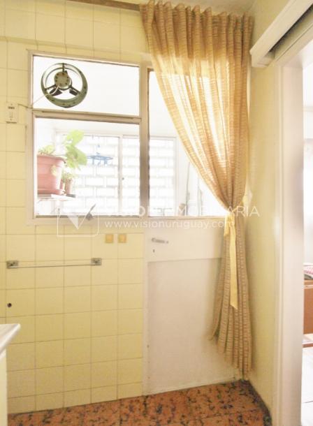 Acogedor apartamento en Pocitos, 3 dormitorios y 2 baños, cocina definida, todo al frente.-20