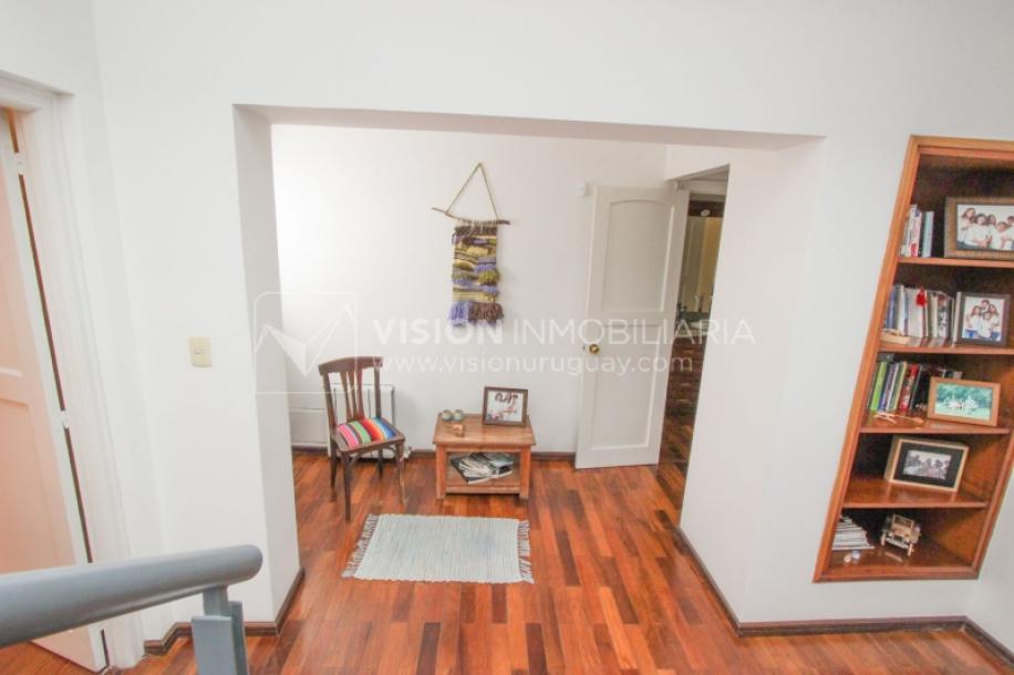 Casa inmaculada, reciclaje gran nivel, diseño y confort, Padrón Único, Punta Carretas; 3 dorm y 3 baños, barbacoa cerrada y terraza al frente, patio interior, 202 m2 construidos. A 20 mts. de Rambla, vista lateral al mar.-32