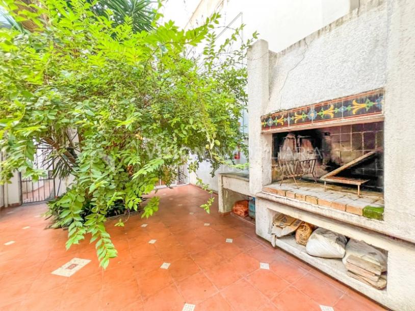 Oportunidad de Inversión: Venta de Mansión de 1905 de prestancia Señorial. Son 676 m2 en 2 plantas. Inmaculada, gran nivel. Amueblada. Ciudad Vieja. Terreno de 393 m2. Fachada de 10,5 mts. por calle Misiones. Protección Patrimonial grado 3 - U$ 507.1-79