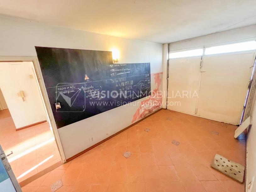 Casa en Venta de 3 Dormitorios, 2 Baños, Garaje, Jardín y Patio. 130 m2 construidos en Propiedad Horizontal -padrón de 290 m2-, en Malvín Sur a 50 mts. de Plaza Italia. U$ 220.000-84