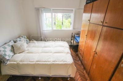 Apartamento en Pocitos, 2 dormitorios y 1 baño, Al Frente, 400 mts de Rambla, con Estufa a Leña y con Balcón - U$ 175.000