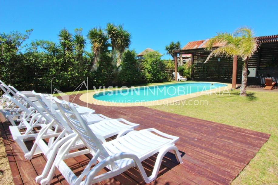 Espectacular Casa en Punta del Diablo a pasos del mar; piscina climatizada, barbacoa, chillout.-73