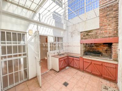 Casa en Venta de 3 Dormitorios, 2 Baños, Garaje, Jardín y Patio. 130 m2 construidos en Propiedad Horizontal -padrón de 290 m2-, en Malvín Sur a 50 mts. de Plaza Italia. U$ 220.000