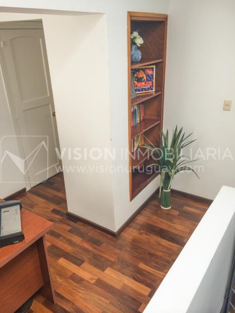 Casa inmaculada, reciclaje gran nivel, diseño y confort, Padrón Único, Punta Carretas; 3 dorm y 3 baños, barbacoa cerrada y terraza al frente, patio interior, 202 m2 construidos. A 20 mts. de Rambla, vista lateral al mar.-34