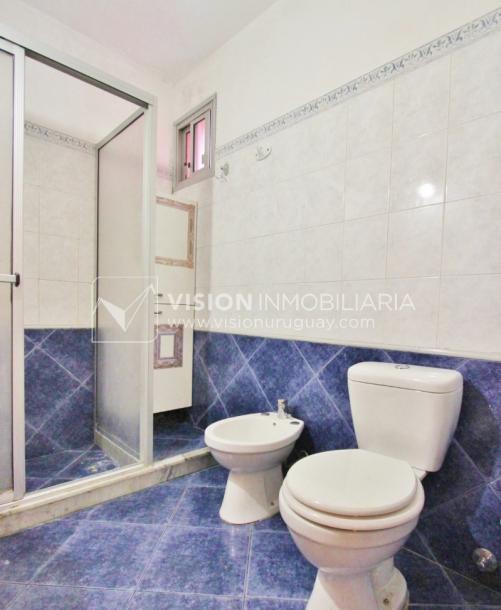 Excelente Apartamento en Pocitos, Pagola casi Rambla; 3 dormitorios y 2 baños, cocina definida. Con Garaje.-25