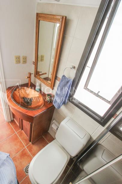 Casa inmaculada, reciclaje gran nivel, diseño y confort, Padrón Único, Punta Carretas; 3 dorm y 3 baños, barbacoa cerrada y terraza al frente, patio interior, 202 m2 construidos. A 20 mts. de Rambla, vista lateral al mar.-93